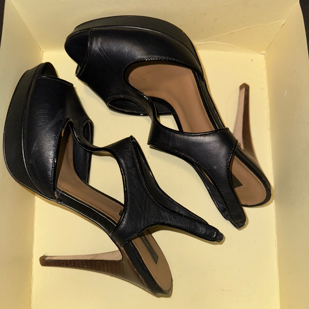 🛍️ Ann Taylor Black Platform Sandals